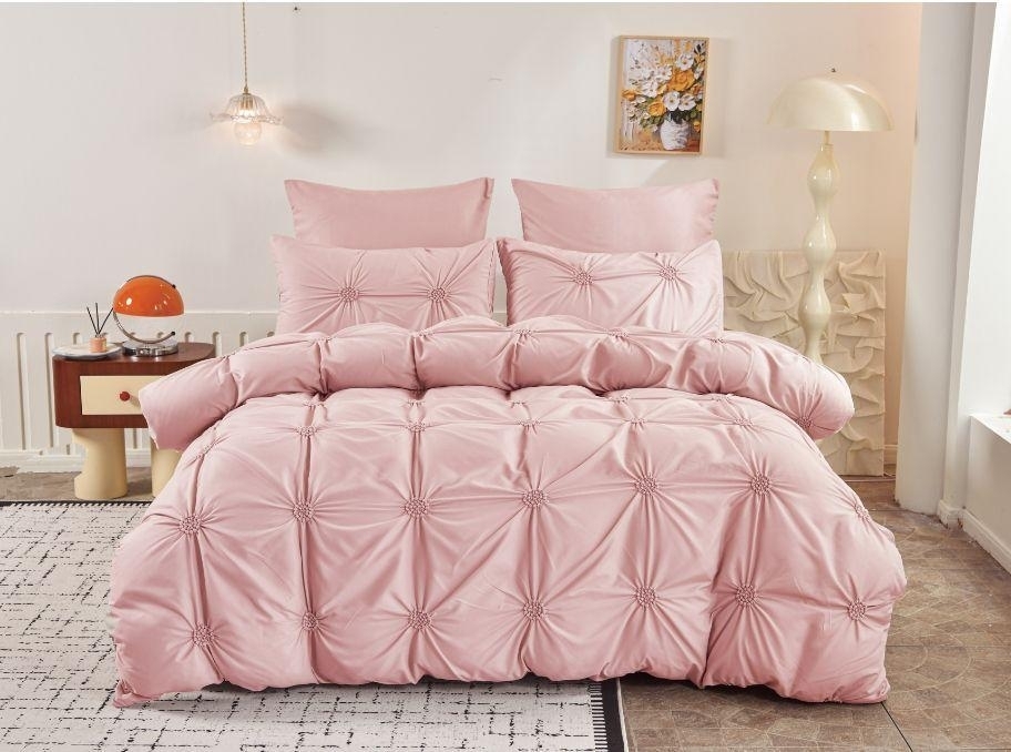 Lenjerie de Pat 6 Piese Finet Inimi Brodate | Roz Pal | Cearceaf Pilota 200x230 Fermoar | Pat 250x270 | 4 Fete Perna | 130 GSM