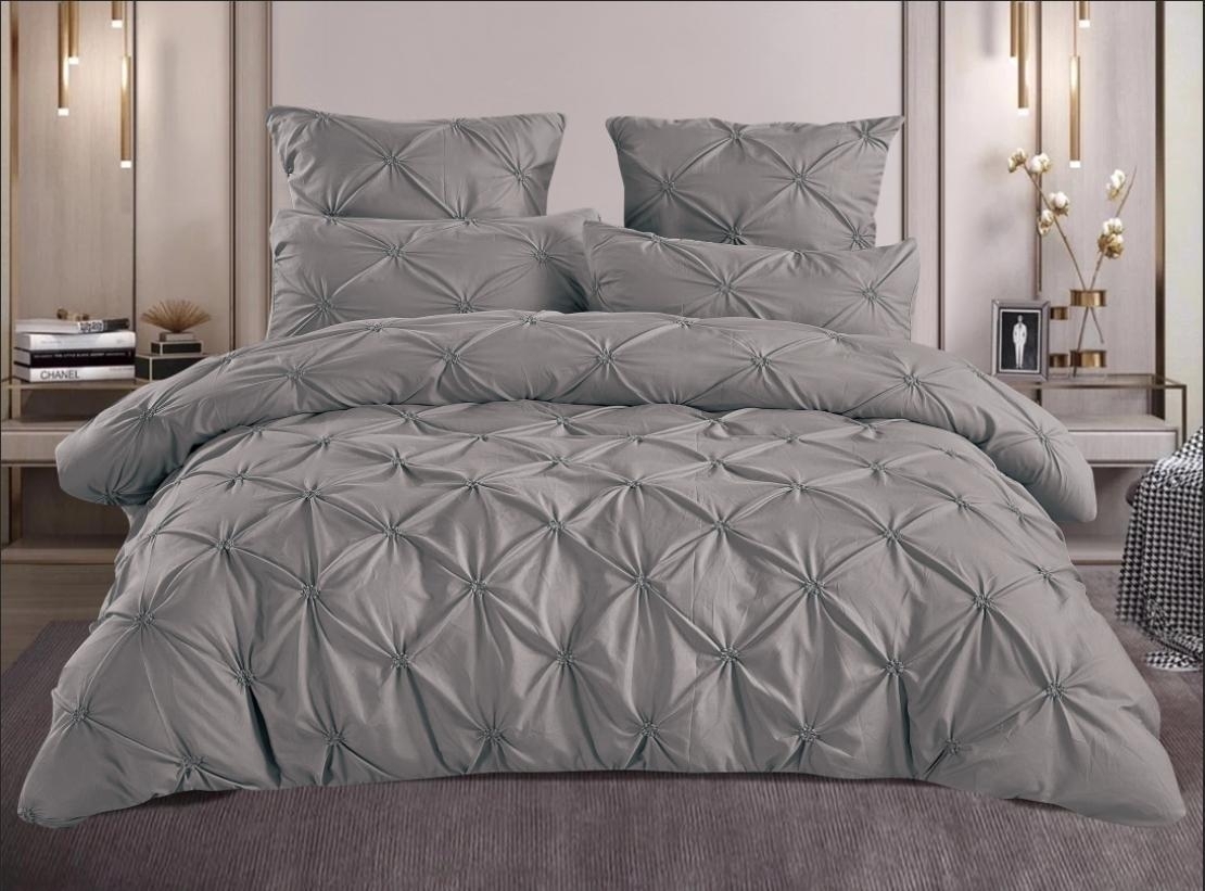 Lenjerie de Pat 6 Piese Brodata | Broderie Fina Rezistenta | Cearceaf Pilota 200x230 | Pat 230x250 | 4 Fete Perna 50x70 si 70x70 | Gri